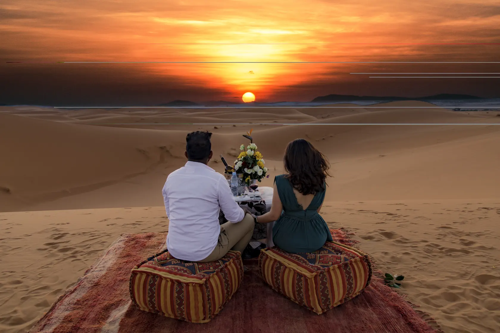 Pareja viendo el atardecer en las dunas